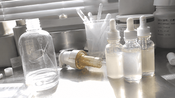 An infographic showing three types of packaging failure: a cracked plastic bottle, a discolored serum, and a clogged pump.