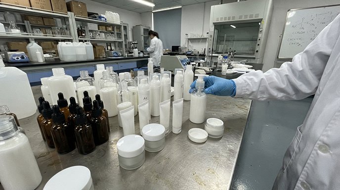 Assessing packaging compatibility as part of the basic principles of cosmetic formulas